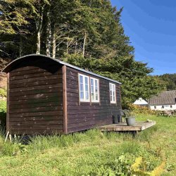 Lej en hytte midt i Grejsdalens vilde natur